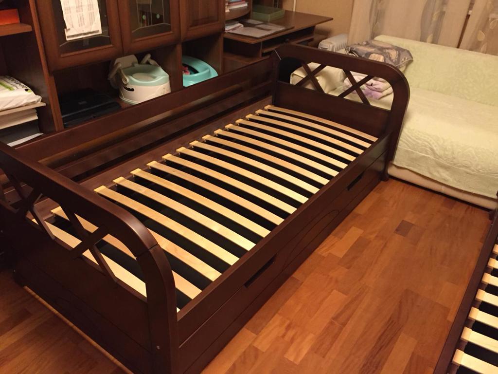 Кровать из массива бука. Кровать подростковая деревянная. Односпальная кровать массив бука. Кровать подростковая из массива дерева.